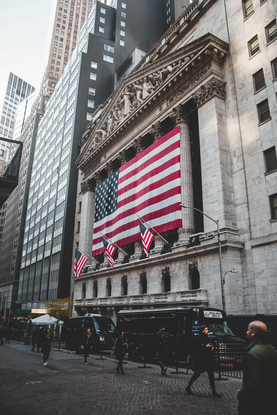 New Yorker Börse mit grosser amerikanischer Flagge an der Fassade